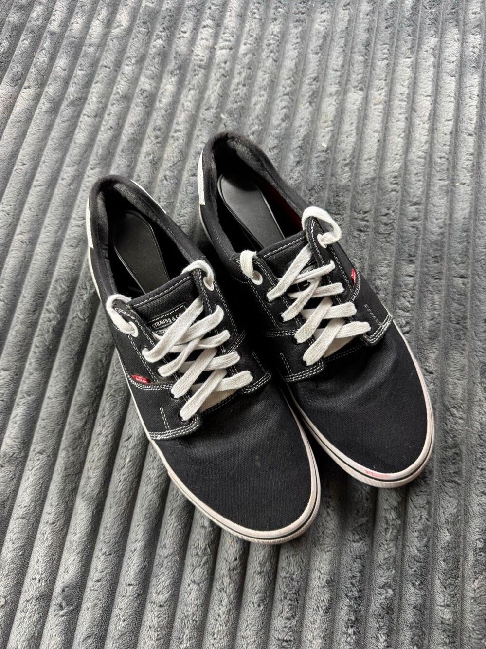 Levi’s Mens Canvas Low Top Skate Sneakers With White Contrast Stitching Size 11